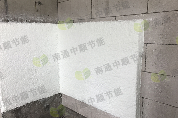 1593742334144137.jpg 玻璃棉喷涂4.jpg